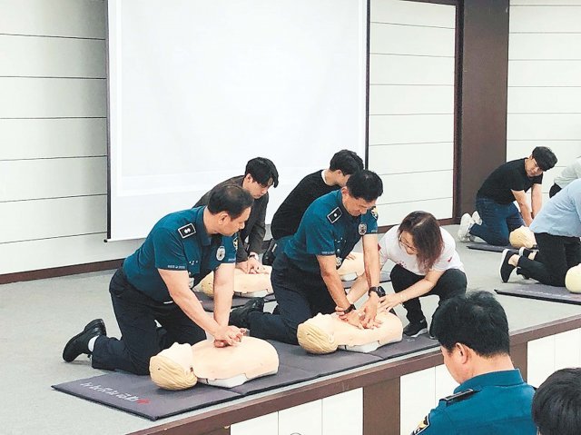 인천 서부경찰서 지구대와 파출소에서 근무하는 경찰관들이 지난달 대한적십자사 응급구조사에게 심폐소생술을 교육받고 있다. 인천지방경찰청 제공