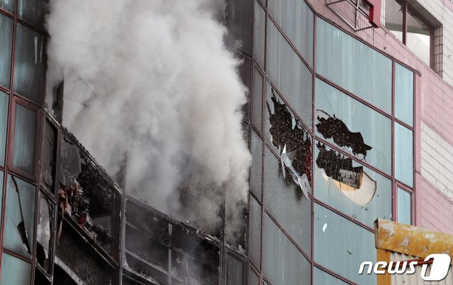 15일 오전 서울 중구 남대문로에 있는 남대문 오피스텔에서 화재가 발생해 소방대원들이 화재 진압을 하고 있다. © News1