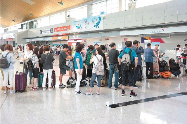 전남 무안국제공항 이용객이 크게 늘어 올해 처음으로 연간 이용객 60만 명을 돌파했다. 전남도 제공