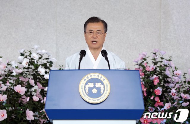 문재인 대통령이 15일 오전 충청남도 천안시 독립기념관에서 열린 ‘제74주년 광복절 정부 경축식’에서 경축사를 하고 있다. ‘우리가 되찾은 빛, 함께 밝혀 갈 길’이라는 주제로 열린 이번 경축식에는 문 대통령을 비롯해 독립유공자와 각계각층의 국민, 주한외교단 등 1800여 명이 참석했다. (청와대 제공) 2019.8.15/뉴스1