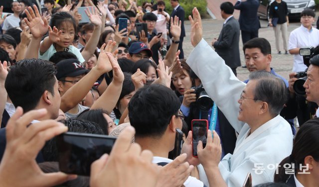 문재인 대통령이 15일 충남 천안시 독립기념관에서 열린 제74회 광복절 경축식을 마치고 참석한 시민들에게 손을 흔들고 있다.