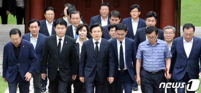 한국당 “아무나 흔드는 대한민국 됐다” 文대통령 정면 반박