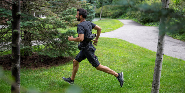 한 남성이 걷기와 달리기를 동시에 보조할 수 있는 웨어러블 로봇 ‘엑소슈트’를 입고 달리고 있다. 미국 하버드대 제공