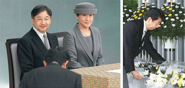 15일 일본 도쿄에서 열린 전국전몰자추도식에서 나루히토 일왕과 마사코 왕비가 고개 숙여 인사하는 아베 신조 일본 총리를 바라보고 있다(왼쪽 사진). 나루히토 일왕은 이날 추도식에서 과거에 대한 ‘깊은 반성’을 강조했다. 반면 아베 총리는 과거사 반성 및 책임을 일절 언급하지 않았다. 아베 총리가 도쿄 지도리가후치 전몰자 묘역에 헌화하고 있다(오른쪽 사진). 도쿄=AP 뉴시스