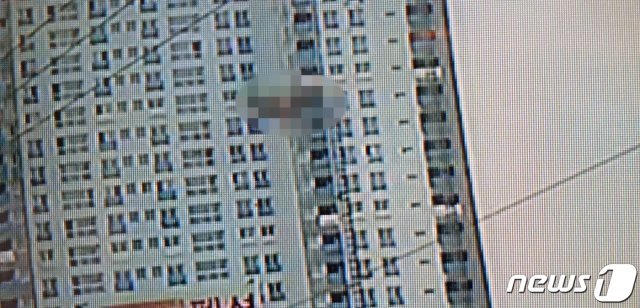 지난 14일 강원 속초시 아파트 공사현장에서 발생한 공사용 리프트 추락사고 모습. 인근 CCTV에 장면이 잡혔다. © News1