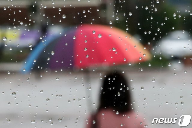 한 시민이 우산을 쓴 채 걷고 있다. 2019.8.15/뉴스1 © News1