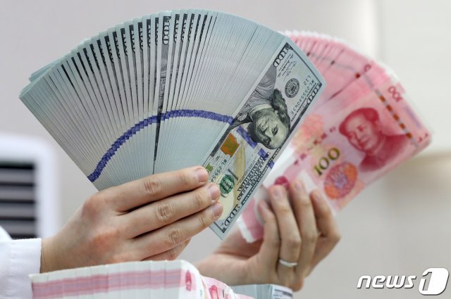 6일 오후 서울 중구 KEB 하나은행 위변조대응센터에서 직원이 미국 달러와 중국 위안화 지폐를 점검하고 있다. 2019.8.6/뉴스1 © News1