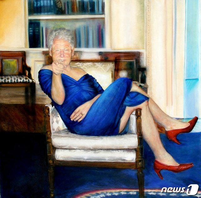 엡스타인 자택에 걸린 클린턴 초상화. 파란 드레스에 빨간 하이힐을 신고 있는 클린턴이 ‘너~어’  손짓을 하고 있다. © 뉴스1