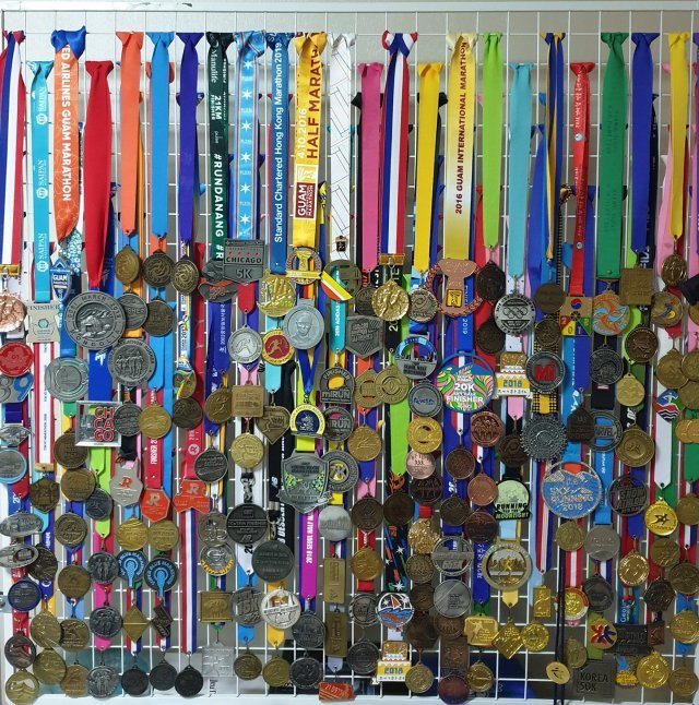 강윤영 씨가 1999년부터 지금까지 수집한 200여개의 각종 마라톤대회 메달. 강윤영 씨 제공.