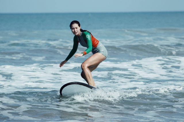 서핑을 즐기고 있는 강윤영 씨. 강윤영 씨 제공.