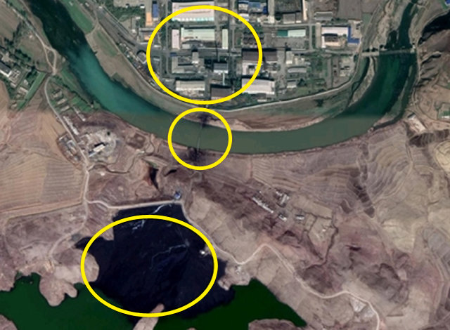 북한 평산에 있는 우라늄 공장(위 원). 파이프가 예성강 지류를 가로지르고 있다(중간 원). 파이프와 연결된 저수지 쪽 물(아래 원)이 검은색을 띠고 있다. 사진 출처 RFA