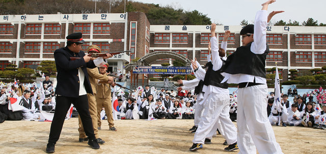 올해 3월 21일 사천초등학교 운동장에서 열린 축구경기 만세운동 재현 행사에서 학생들이 100년 전 선배들이
 그랬던 것처럼 일본군 앞에서 만세를 부르고 있다. 사천시 제공
