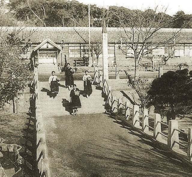 1920년대 사천공립보통학교 교문을 나서는 학생들 모습. 독립기념관 제공