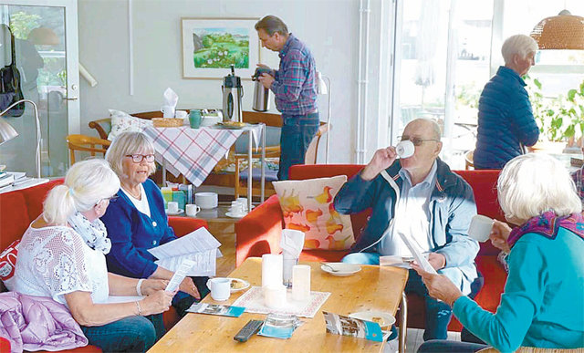 스웨덴 스톡홀름에 있는 시니어 코하우징 ‘둔데르바켄’ 공용 라운지에서 주민들이 피카(FIKA·커피타임)를 갖고 있다. 둔데르바켄 제공