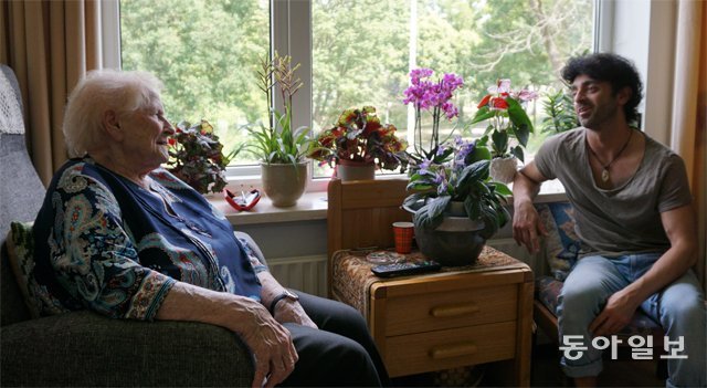 네덜란드 데벤터르 요양원 ‘후마니타스’에 사는 청년 소러스 뒤만 씨(오른쪽)가 아니 미델뷔르흐 씨와 하루 일상에 대해 이야기를 나누고 있다. 이 요양원에는 뒤만 씨 등 청년 6명이 노인 약 150명과 살고 있다. 데벤터르=위은지 기자 wizi@donga.com