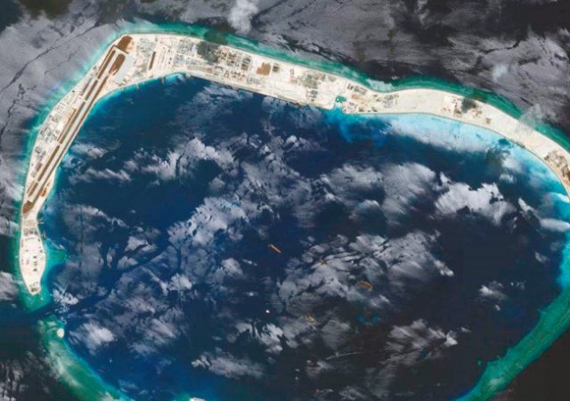 중국이 남중국해 미스치프 환초를 인공섬으로 만들어 군사기지를 조성한 모습. [CSIS]