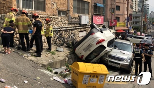 남동구 간석동의 한 도로에서 투싼 차량이 외벽을 들이 받은 후 전복됐다.(인천남동소방서제공)© 뉴스1