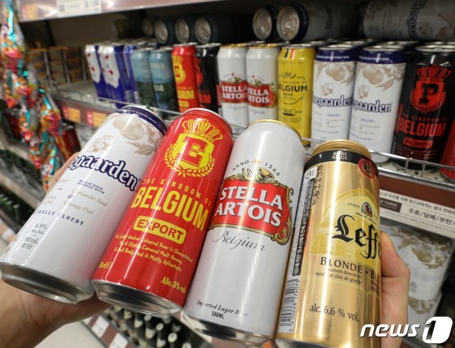 16일 오후 서울의 한 대형마트에서 마트 직원이 벨기에 맥주를 진열하고 있다. 일본 불매운동의 여파로 2009년부터 지난해까지 10년간 수입 맥주 시장 1위를 차지한 일본 맥주 수입가 3위로 밀려나고 벨기에 맥주가 1위로 올라섰다. 15일 관세청 수출입무역통계 시스템에 따르면 지난달 일본 맥주 수입액은 434만2000달러로 지난달 790만4000달러에 비해 45.1% 감소했다. 반면 벨기에 맥주는 456만 3000 달러 어치가 수입돼 수입 맥주 시장에서 1위를 차지했다. 2019.8.16/뉴스1