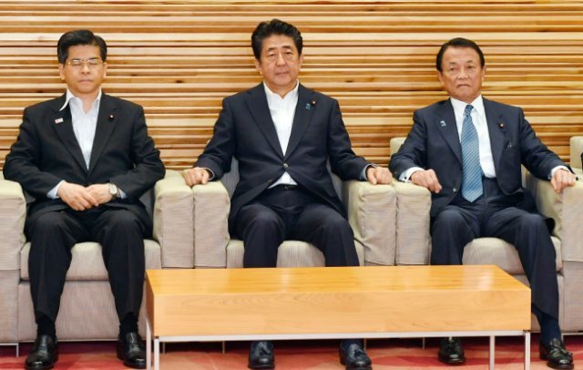 아베 신조 일본 총리(가운데)가 8월 2일 각의(국무회의)에 참석한 모습. [AP=뉴시스]