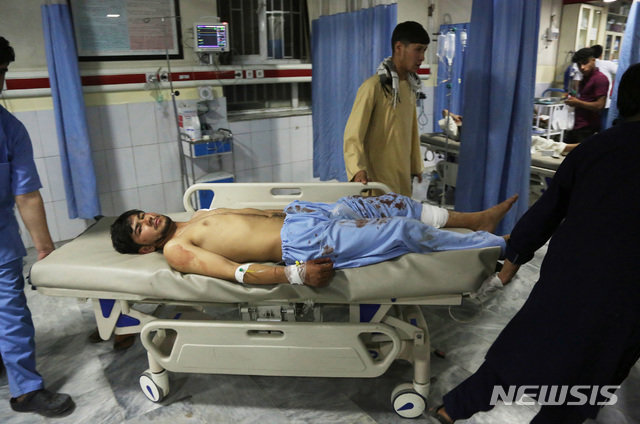 아프가니스탄 수도 카불의 한 병원 응급실에 전날 밤 결혼식장에서 일어난 자살폭탄테러로 부상한 한 남성이 치료를 기다리고 있다. 이날 테러로 최소 수십명이 죽거나 부상했다. ﻿【카불(아프가니스탄)=AP/뉴시스】