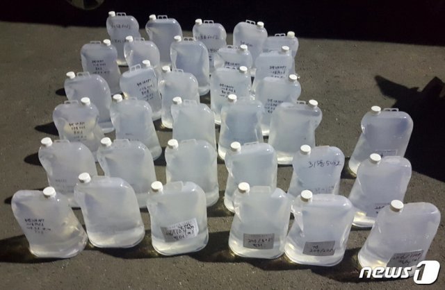 경북 포항시가 검붉은 수돗물이 나온다고 신고된 남구 오천읍 원리 B아파트에서 채수한 수돗물에 대한 수질분석을 준비하고 있다.(뉴스1 자료)© 뉴스1