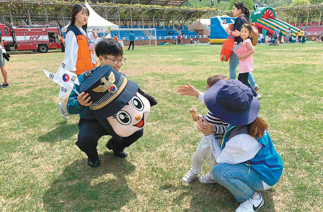 전북경찰청 학대예방경찰관들이 관내 행사장을 방문해 아동폭력 예방을 위한 홍보활동을 벌이고 있다. 전북경찰청 제공