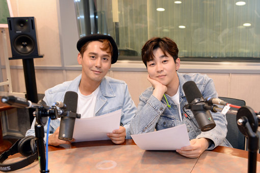 김상혁(왼쪽)과 딘딘이 SBS 러브FM ‘김상혁, 딘딘의 오빠네 라디오’ 스튜디오에 앉아 있다. 사진제공｜SBS