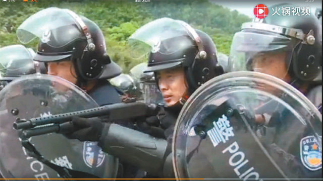 총구 겨눈 中무장경찰 17일(현지 시간) 중국 관영언론 관차저왕(觀察者網)이 공개한 무장경찰과 공안(경찰)의 합동 진압 훈련 영상. 홍콩에서 10분 거리인 중국 광둥성 선전시 선전만 일대에서 여러 명의 경찰이 시위대를 향해 총구를 들이미는 모습을 연출하고 있다. 사진 출처 관차저왕