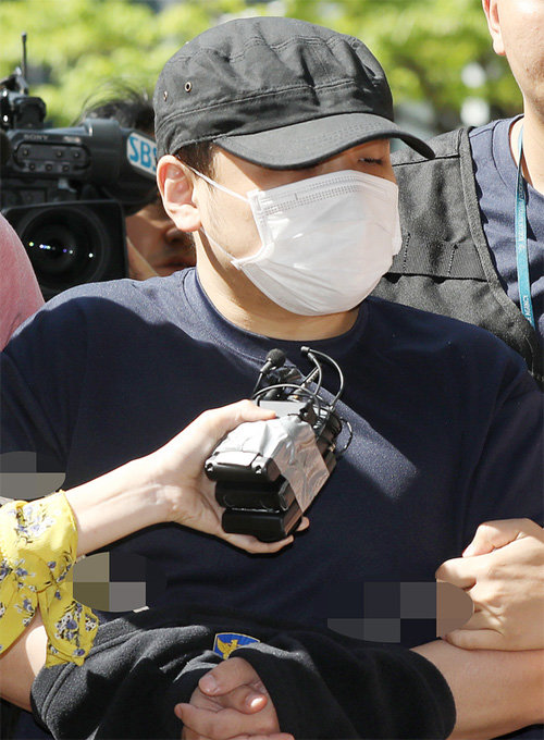 ‘한강 몸통 시신 살인사건’ 피의자 장모 씨가 구속영장 실질심사를 받기 위해 18일 오후 경기 의정부지법 고양지원으로 출석하고 있다. 뉴스1