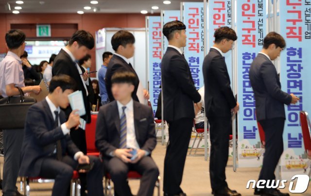 27일 오후 전북 전주시 전북대학교에서 열린 전라북도 선도기업 구인·구직 현장면접의 날에 참석한 구직자들이 면접을 위해 줄을 서 있다. © News1