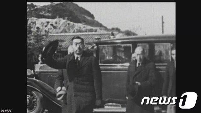 쇼와 (昭和) 시대 히로히토 당시 일왕(왼쪽)와 다지마 마치지 궁내청 장관. (출처=NHK 갈무리) (© 뉴스1