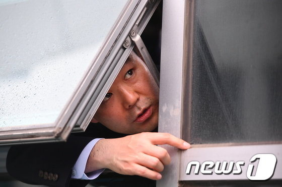 4월 25일 자유한국당 의원들이 채이배 의원실을 점거하자 채 의원이 창문을 통해 기자들에게 사개특위 출석의사를 밝히고 있다. 사진=뉴스