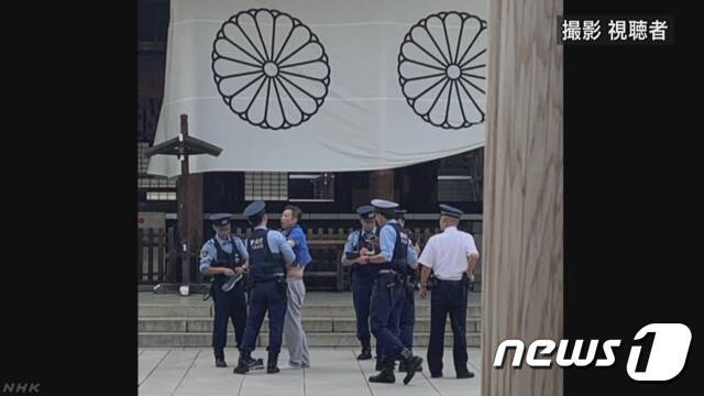 일본 군국주의 상징 야스쿠니 신사 배전에 19일 먹물로 추정되는 액체를 뿌린 남성이 현지 경찰에 체포됐다.(NHK 캡처) © 뉴스1