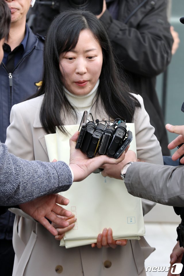 친아버지를 살해한 혐의로 무기징역을 선고받고 복역중인 김신혜씨(41)가 지난 3월6일 오후 전남 해남군 광주지방법원 해남지원에서 공판준비기일을 마친 뒤 법정을 나서며 기자들의 질문에 답하고 있다. 2019.3.6/뉴스1 © News1
