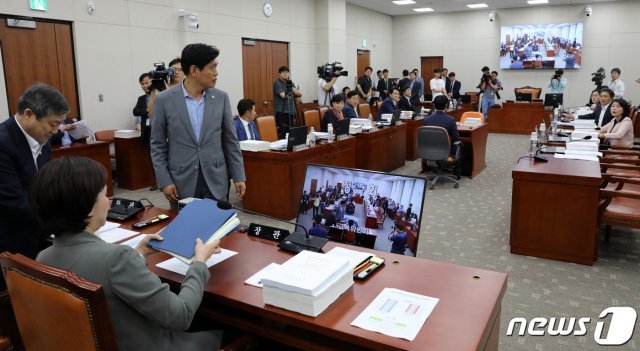 20일 서울 여의도 국회에서 열린 교육위원회 전체회의에서 여야 의원들이 언쟁을 하고 있다. © News1