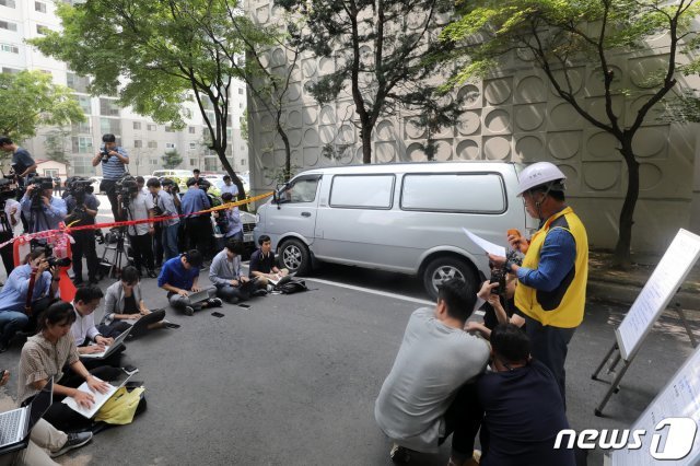 19일 오전 경기도 수원시 권선구의 균열이 간 아파트에서 수원시 관계자가 현장 브리핑을 하고 있다. © News1