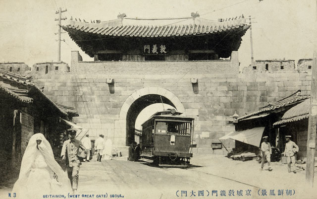 돈의문. 서울 성곽의 4대문 가운데 서쪽 큰 문으로 일명 ‘서대문(西大門)’이라고도 한다.

서울역사박물관 제공.