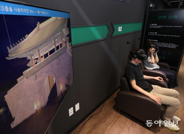 박물관 2층에서는 설명과 함께 VR(가상현실) 기기를 통해 돈의문 구석 구석을 체험할 수 있다.