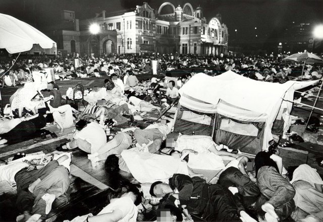 서울역 앞 광장은 추석 열차표 예매를 위해 나온 시민들이 돗자리와 텐트에서 쪽잠을 자고있다. 동아일보 DB.