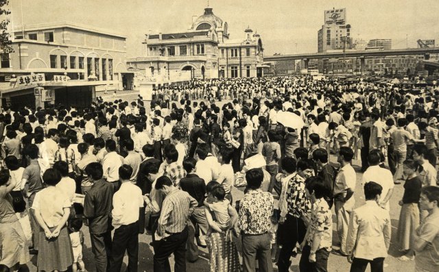 1976년 9월 추석 연휴 열차표를 예매하기 위해 시민들이 서울역 앞에 줄지어 선 모습. 동아일보DB.