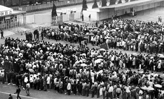 1990년 용산역 광장에 시민들이 열차표 예매를 위해 줄지어 서있다. 동아일보 DB.