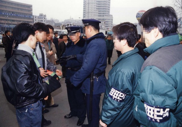 1990년대에는 명절 열차표 암표거래를 단속하기위해 경찰과 철도청에서 역 주변에서 단속을 벌이기도 했다. 동아일보 DB.