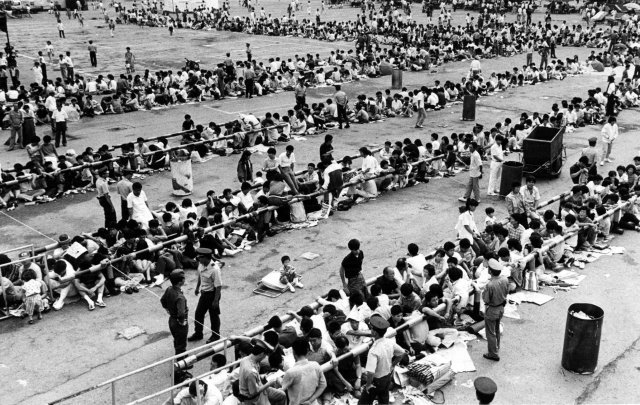 1980년대 후반 서울 용산역 광장에 열차표 예매를 위한 시민들이 앉아있다. 동아일보 DB.