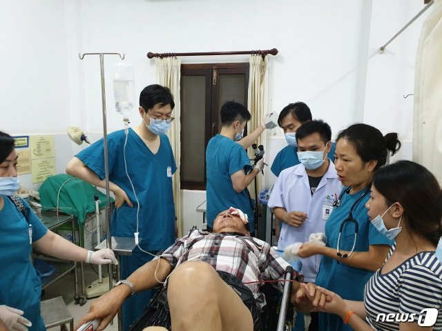 지난 19일(현지시간) 오후 9시쯤 라오스에서 여행을 하다가 버스가 다리 밑으로 추락한 사고를 입은 중국 단체관광객을 서울아산병원 의료봉사단이 라오스 루앙프라방 주립병원에서 구호활동을 벌였다.© 뉴스1
