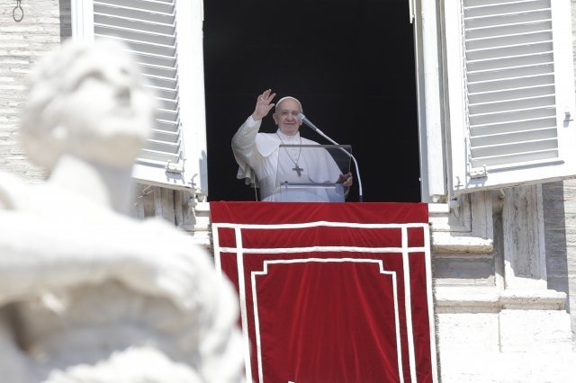 프란치스코 교황이 18일 정오 바티칸 성베드로 광장에서 정오 미사를 집전하며 신도들에게 손을 흔들어 보이고 있다. 바티칸=AP 뉴시스