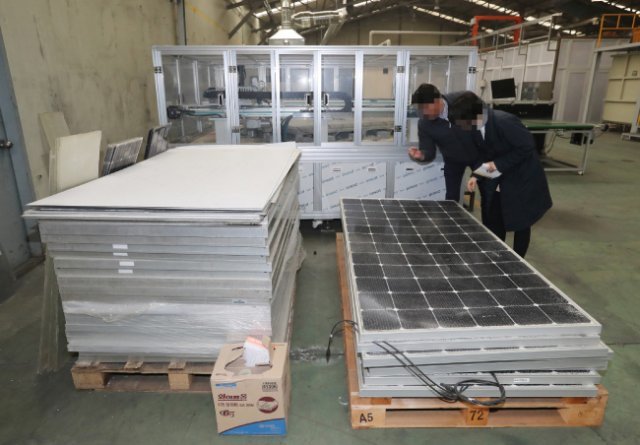 충북 진천군 소재 한 공장에 태양광 폐패널이 쌓여 있다. [김동주 동아일보 기자]