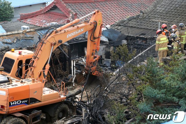 지난 19일 오전 4시께 전북 전주시 서노송동 한 여인숙에서 불이 나 3명이 숨진 사고가 발생해 출동한 소방관들이 잔불을 제거하며 추가 인명 수색을 하고 있다. 2019.8.19 /뉴스1 © News1 문요한 기자