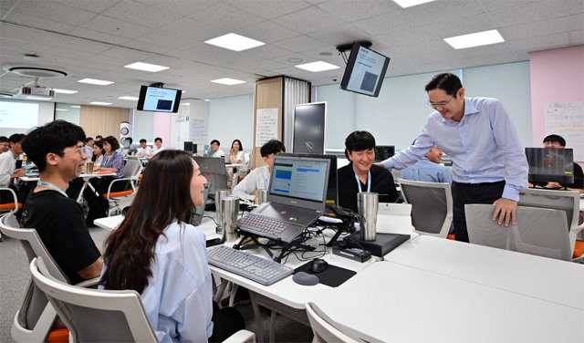 이재용 삼성전자 부회장(오른쪽)이 20일 광주 광산구 ‘삼성 청년 소프트웨어 아카데미(SSAFY) 광주 교육센터’를 방문해 교육을 참관하고 교육생들을 격려했다. 삼성전자 제공