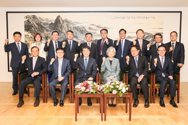 강경화 외교부 장관은 20일 중국 현지에 있는 한국 기업인들과 오찬간담회를 열었다.(외교부 제공)