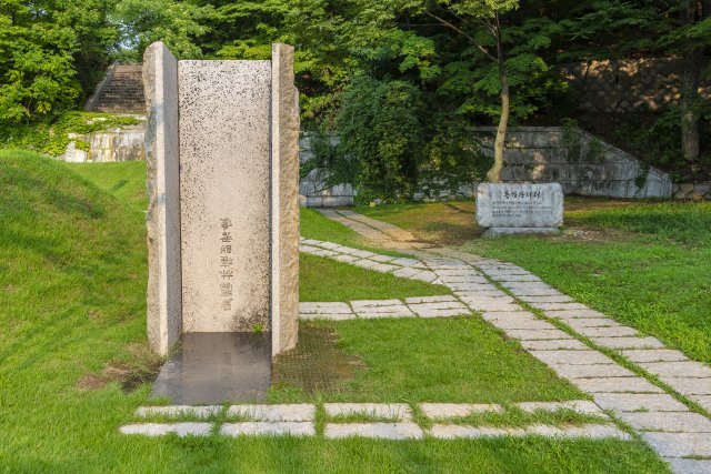 남산 국치의 길, 통감관저 터에 있는 ‘거꾸로 세운 동상’. 사진제공｜서울관광재단